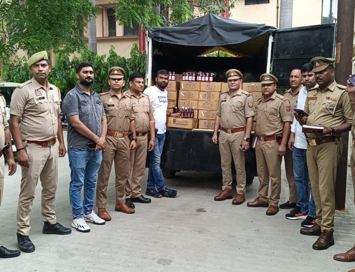 मुजफ्फरनगर। थाना नई मंडी पुलिस व आबकारी विभाग की संयुक्त कार्रवाई, 150 पेटी हरियाणा मार्का अवैध शराब के साथ तस्कर गिरफ्तार