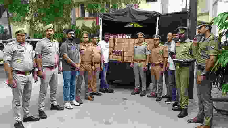 मुजफ्फरनगर। थाना नई मंडी पुलिस व आबकारी विभाग की संयुक्त कार्रवाई, 150 पेटी हरियाणा मार्का अवैध शराब के साथ तस्कर गिरफ्तार