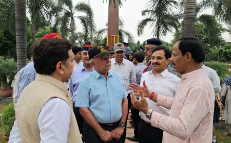 नोएडा में शहीद स्मारक पर शहीदों को श्रद्धांजलि, बलिदान को किया नमन विभाजन विभीषिका स्मृति दिवस पर जनप्रतिनिधियों, अधिकारियों, पूर्व सैन्य अधिकारियों एवं विद्यार्थियों ने अर्पित किए पुष्प