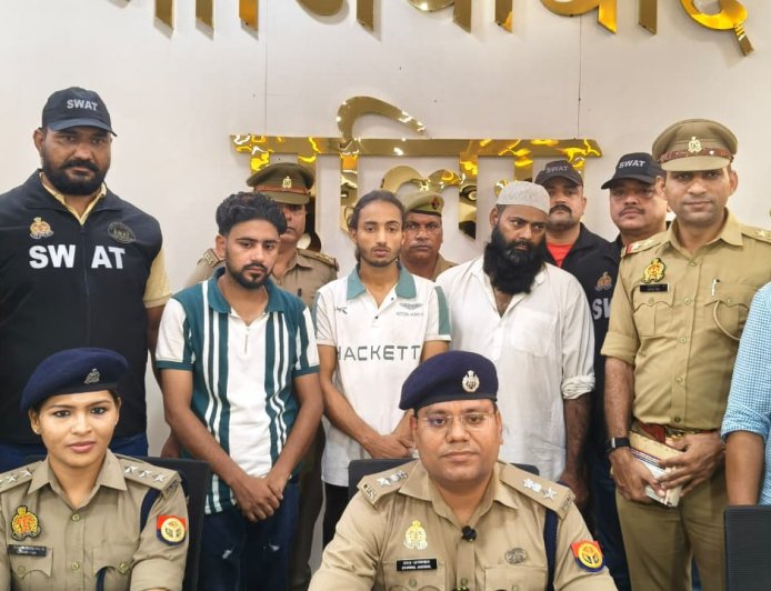 वेव सिटी पुलिस की बड़ी कार्रवाई: मुठभेड़ के बाद 5 आरोपी गिरफ्तार, 10.05 लाख रुपये बरामद