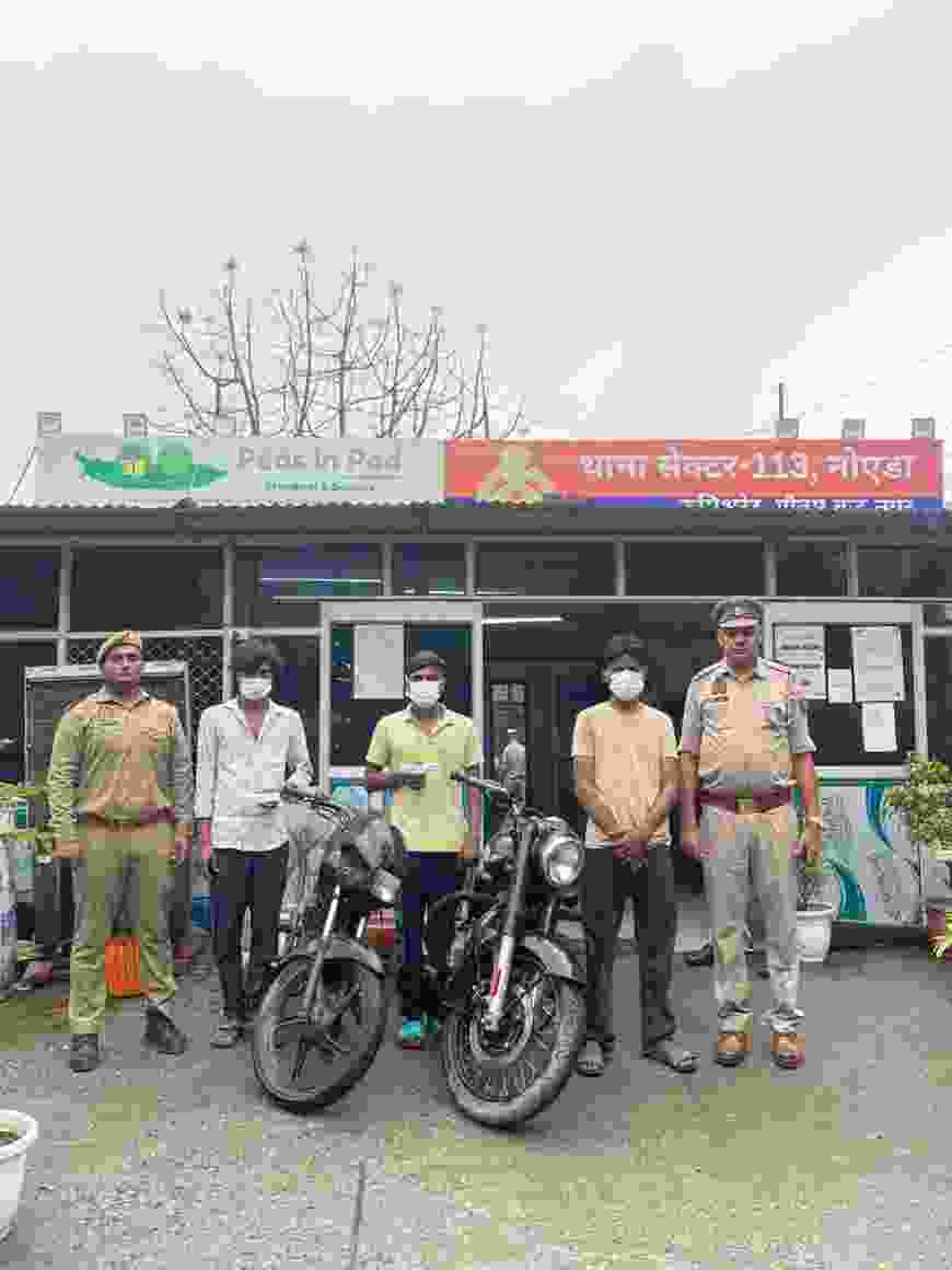 थाना सेक्टर-113 नोएडा पुलिस द्वारा दो पहिया वाहन चोरी करने वाले 03 अभियुक्त गिरफ्तार, कब्जे से चोरी की 02 मोटरसाइकिल व 02 अवैध चाकू बरामद।