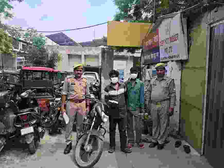 थाना फेस 1 पुुलिस द्वारा वाहन चोरी करने वाले 02 अभियुक्त गिरफ्तार, कब्जे से 01 चोरी की मोटरसाइकिल व 02 अवैध चाकू बरामद।
