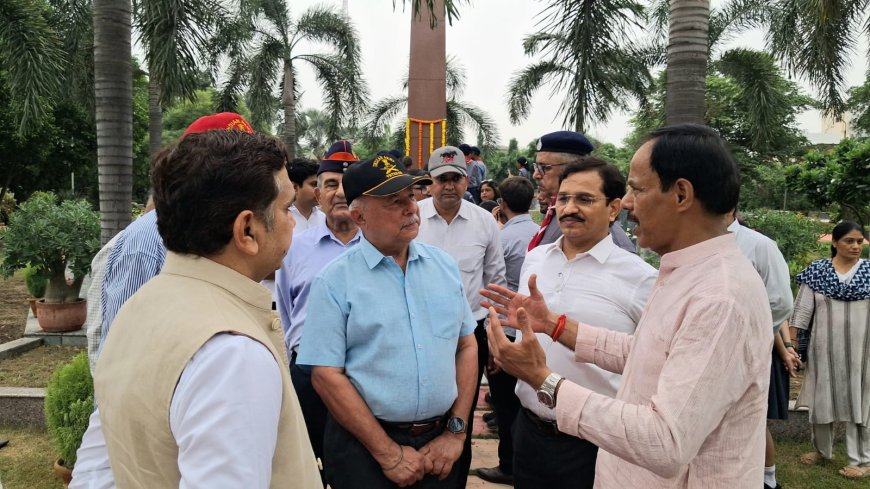 नोएडा में शहीद स्मारक पर शहीदों को श्रद्धांजलि, बलिदान को किया नमन विभाजन विभीषिका स्मृति दिवस पर जनप्रतिनिधियों, अधिकारियों, पूर्व सैन्य अधिकारियों एवं विद्यार्थियों ने अर्पित किए पुष्प