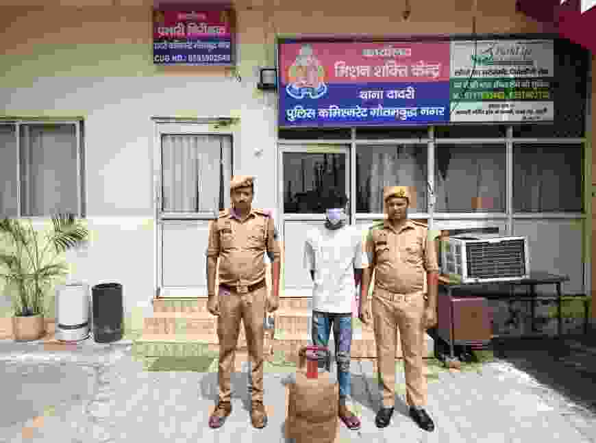 थाना दादरी पुलिस द्वारा बंद घरों से सामान चोरी करने वाला 01 अभियुक्त गिरफ्तार, कब्जे से चोरी का एक बडा घरेलु गैस सिलेण्डर बरामद।