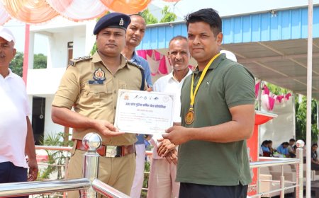 गौतमबुद्धनगर में 74वीं यूपी पुलिस वॉलीबॉल क्लस्टर प्रतियोगिता का समापन, मेरठ जोन ने पुरुष और महिला वॉलीबॉल में जीती ट्रॉफी