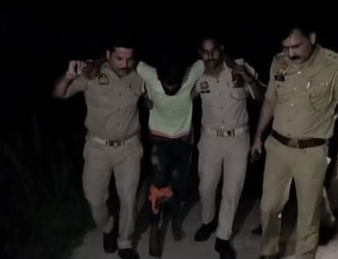 पुलिस मुठभेड़ में लूट-चोरी का वांछित आरोपी गिरफ्तार, अवैध तमंचा, नकदी और चोरी की बाइक बरामद