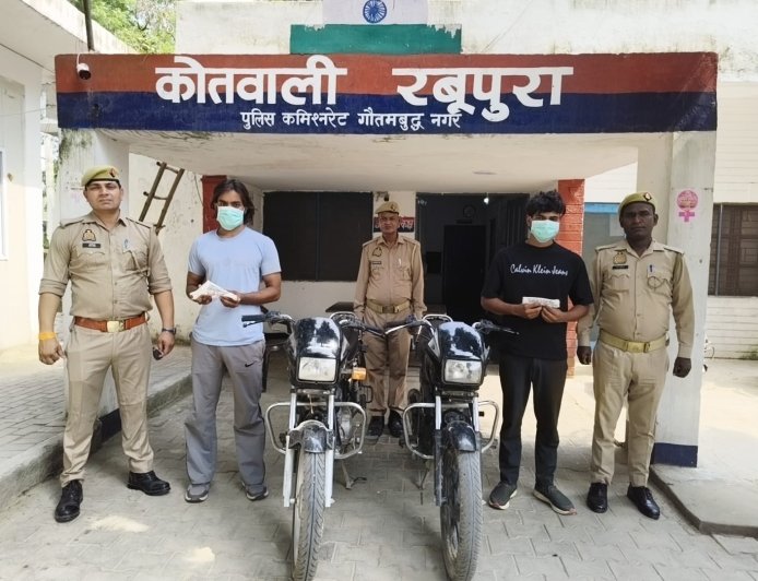 थाना रबूपुरा पुलिस द्वारा 02 शातिर अभियुक्त गिरफ्तार, कब्जे/निशादेही से चोरी की 02 मोटरसाइकिल व अवैध शस्त्र बरामद।
