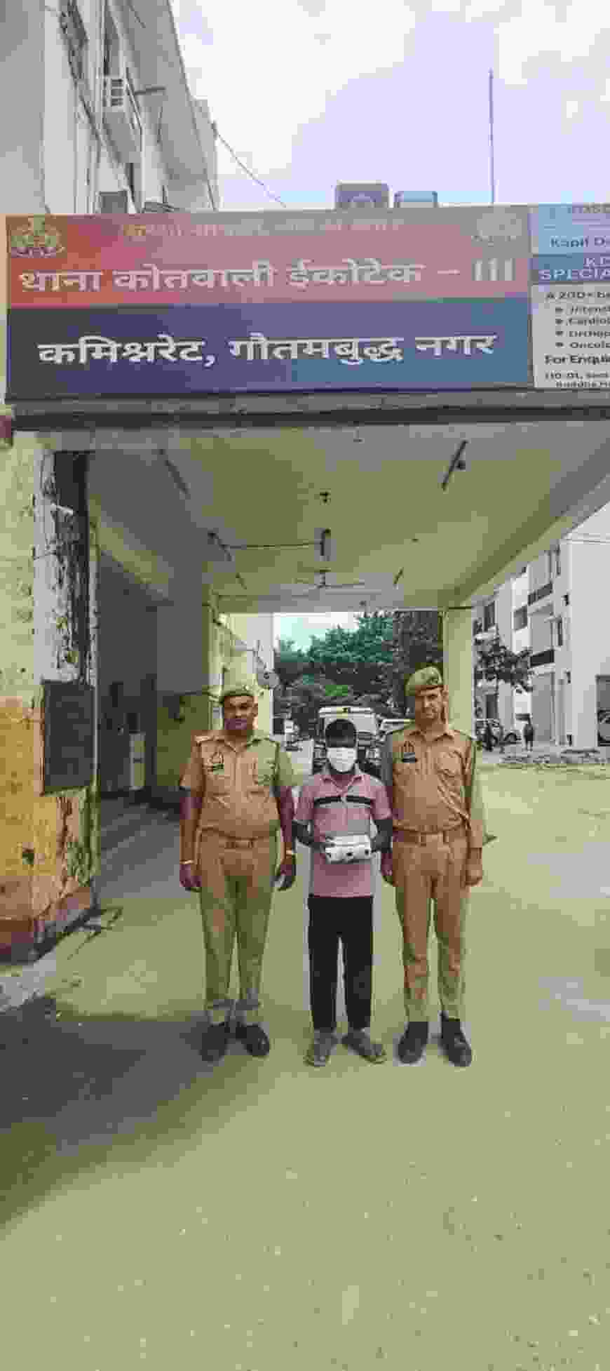 थाना इकोटेक-3 पुलिस द्वारा 01 अभियुक्त गिरफ्तार, कब्जे से चोरी के 02 मोबाइल फोन व अवैध शस्त्र बरामद।