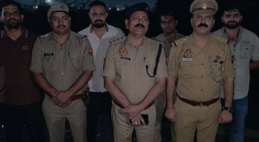 थाना ट्रोनिका सिटी पुलिस टीम द्वारा दुष्कर्म के अभियोग में वांछित 02 अभियुक्तों को पुलिस मुठभेड़ के उपरांत घायल अवस्था में गिरफ्तार किया गया, कब्जे से अवैध 02 तमंचे, 02 खोखा कारतूस, 02 जिन्दा कारतूस व चोरी की स्कूटी बरामद ।
