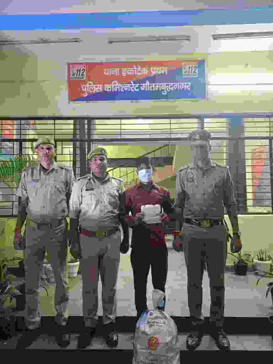 थाना इकोटेक-1 पुलिस द्वारा अवैध शराब की तस्करी करने वाला एक अभियुक्त गिरफ्तार, कब्जे से 105 पव्वे (पाउच) अवैध देशी शराब बरामद।