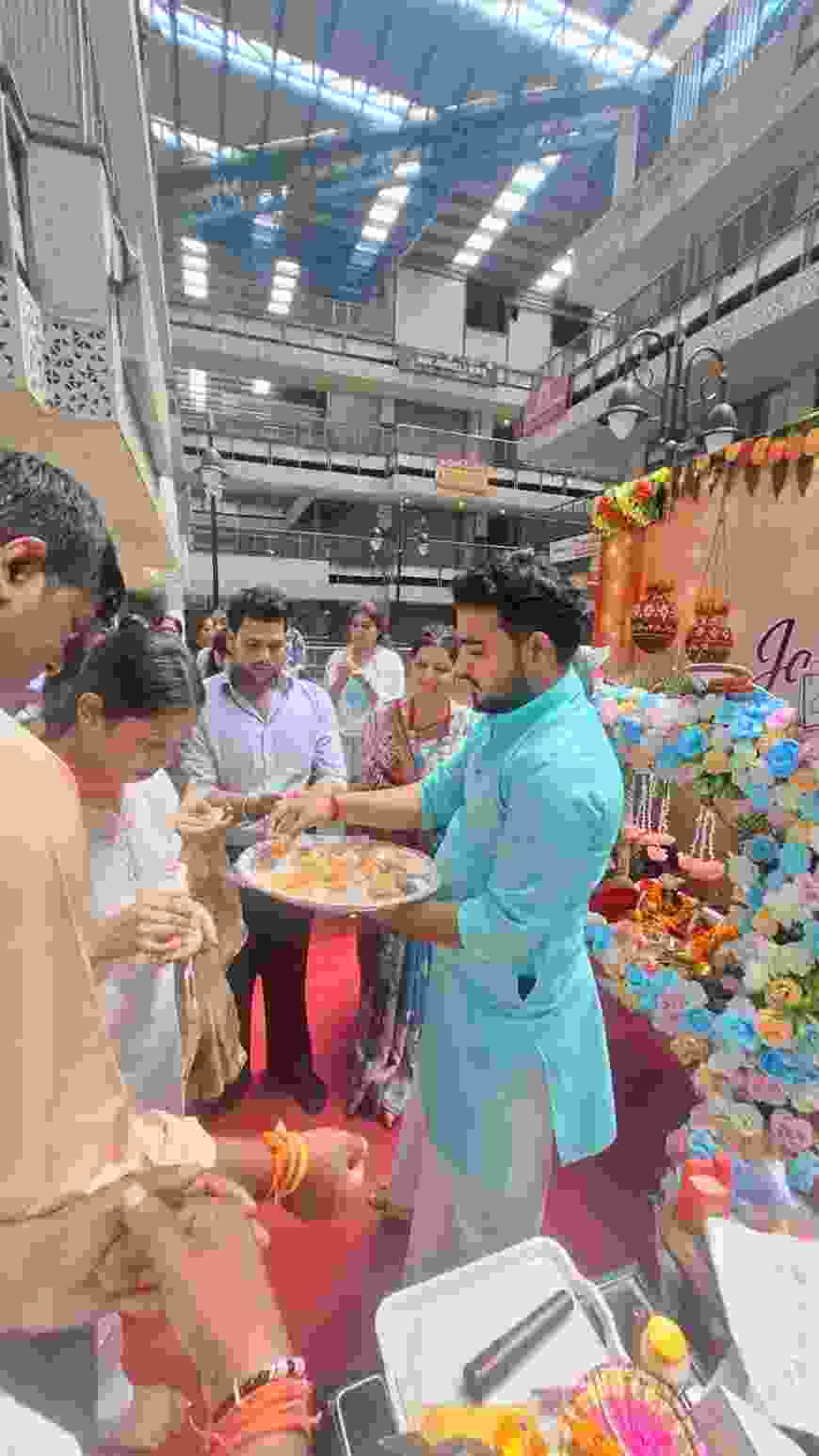 गौर सिटी सेंटर में धूमधाम से मनाया गया भगवान श्रीकृष्ण का छठी महोत्सव