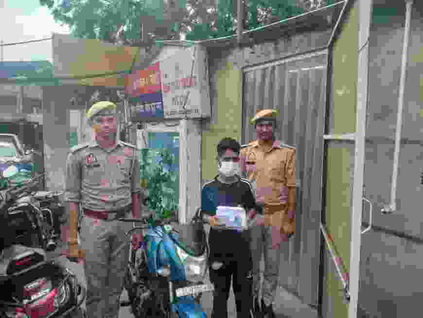 फेस-1 पुलिस ने जिला बदर अभियुक्त को किया गिरफ्तार, चोरी की बाइक और 3 मोबाइल बरामद