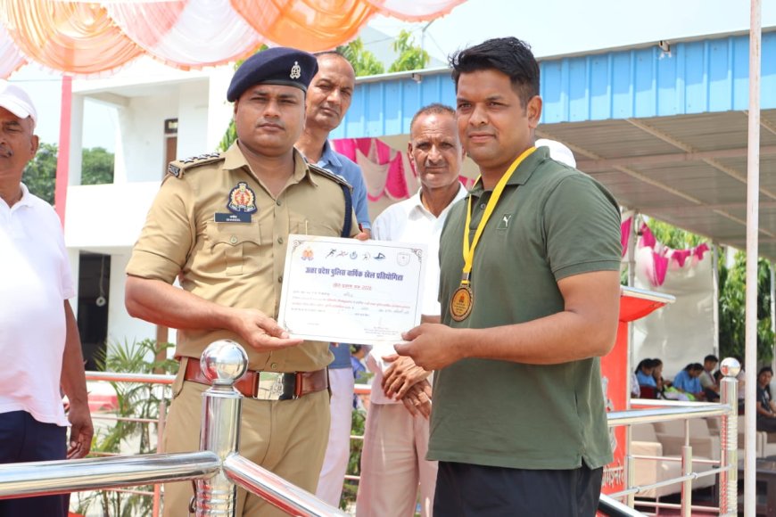 गौतमबुद्धनगर में 74वीं यूपी पुलिस वॉलीबॉल क्लस्टर प्रतियोगिता का समापन, मेरठ जोन ने पुरुष और महिला वॉलीबॉल में जीती ट्रॉफी