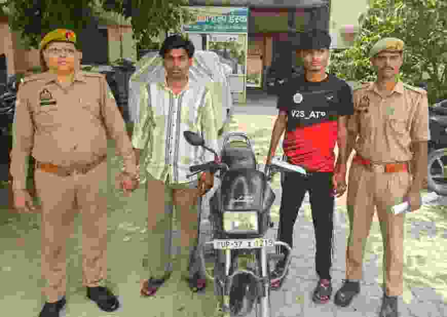 खोड़ा पुलिस ने दो वाहन चोरों को किया गिरफ्तार, चोरी की बाइक और अवैध चाकू बरामद