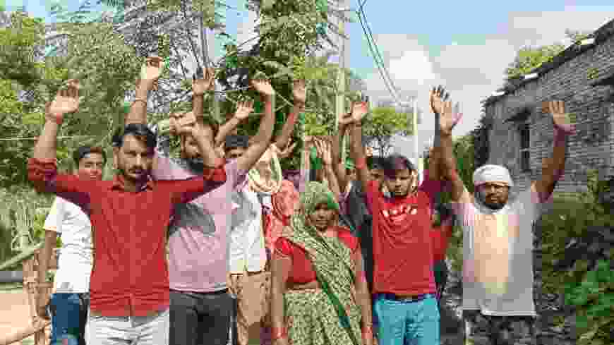 जलभराव और गंदगी से परेशान ग्रामीणों ने किया प्रदर्शन आठ साल से समस्या जस की तस