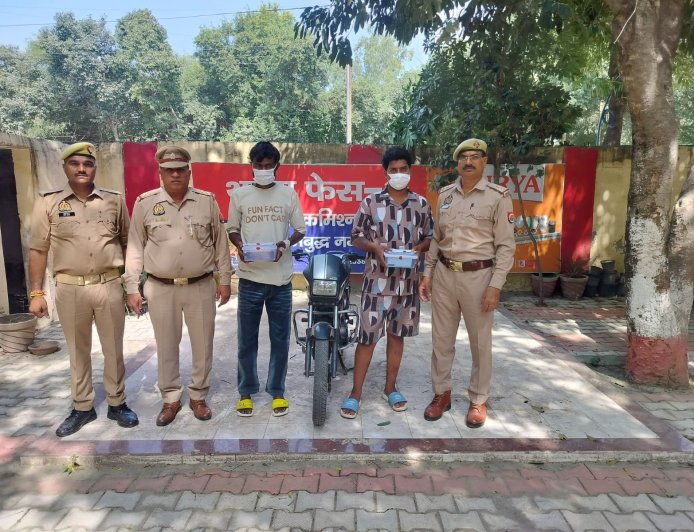 थाना फेस-2 नोएडा पुलिस द्वारा मोबाइल फोन चोरी/स्नैच करने वाले 02 अभियुक्त गिरफ्तार, कब्जे से चोरी/स्नैच किये हुये 21 मोबाइल फोन, 02 अवैध चाकू व चोरी की मोटरसाइकिल बरामद।