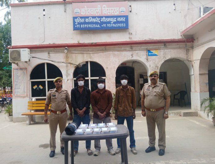 नोएडा: साइबर ठगी करने वाले गिरोह का भंडाफोड़, 3 आरोपी गिरफ्तार; 29 पासबुक, 23 चेकबुक और 22 सिम कार्ड बरामद