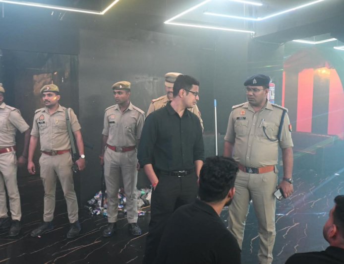 गाजियाबाद में DCP का बड़ा एक्शन: आधी रात 8 ठिकानों पर छापेमारी, अवैध हुक्का बार मिलने से मचा हड़कंप