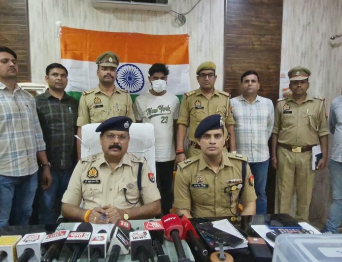 ग्रेटर नोएडा में पुलिस मुठभेड़ के बाद दो शातिर चोर गिरफ्तार, एक के पैर में लगी गोली; जेवर, नकदी और तमंचा बरामद