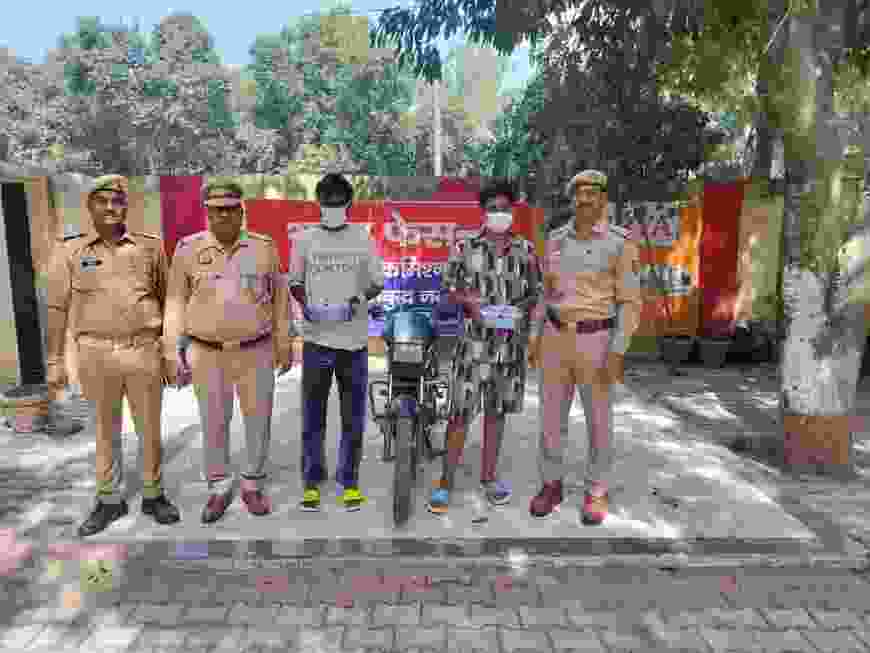 थाना फेस-2 नोएडा पुलिस द्वारा मोबाइल फोन चोरी/स्नैच करने वाले 02 अभियुक्त गिरफ्तार, कब्जे से चोरी/स्नैच किये हुये 21 मोबाइल फोन, 02 अवैध चाकू व चोरी की मोटरसाइकिल बरामद।