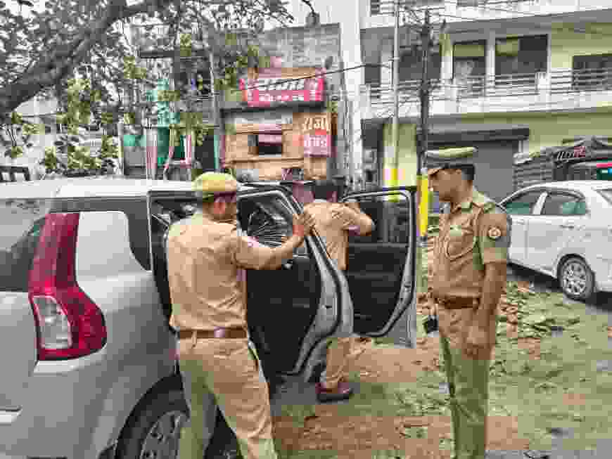 गाजियाबाद में काली फिल्म और खतरनाक स्टंटबाजी के खिलाफ विशेष चेकिंग अभियान, 1,125 वाहनों के चालान